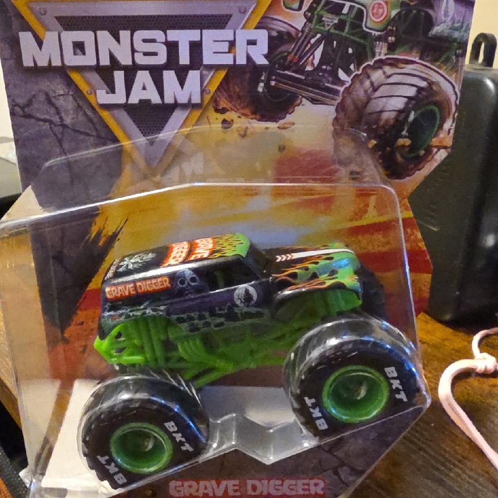 Monster Jam Grave Digger Die-Cast Monster Truck – Green/Black